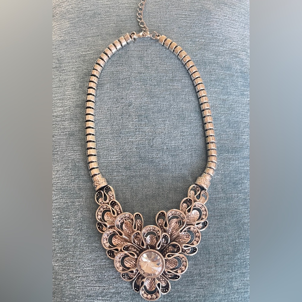 Gorgeous floral statement necklace!